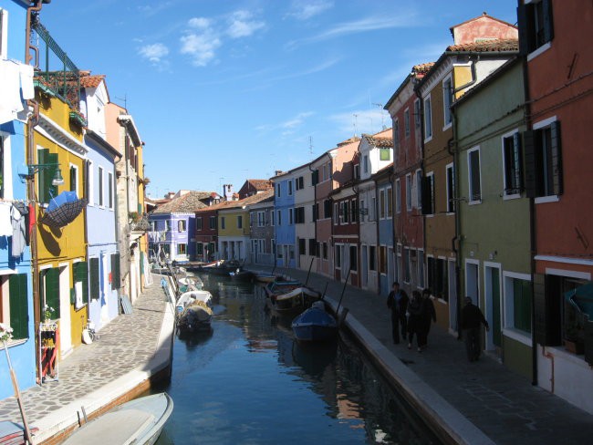 Otok BURANO (znan predvsem po čipki in barvitih hišah)