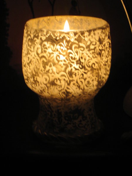 Svečnik iz fimo mase ko gori svečka v njem