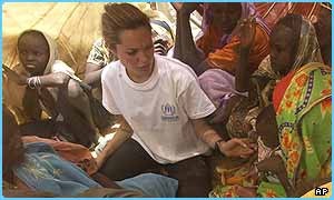 Angelina med afriškimi otroki.