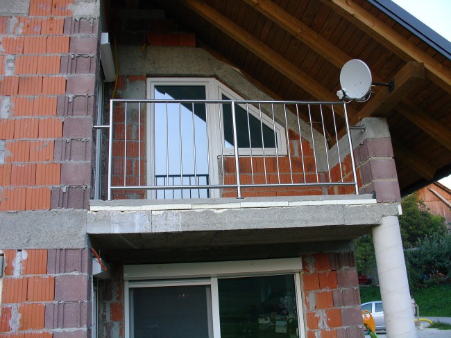 Zgoraj - rostfrei ograja na balkonu Spodaj - drsna vrata brez in s komarnikom