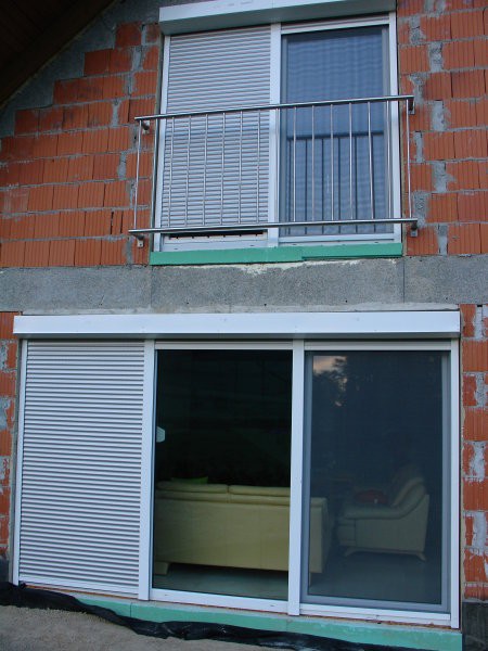 Zgoraj - rostfrei ograja na francoskem balkončku, ALU roleta in vrata s komarnikom.
Spoda