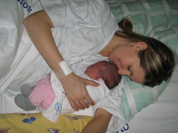 Pri mamici v postelji po dojenju