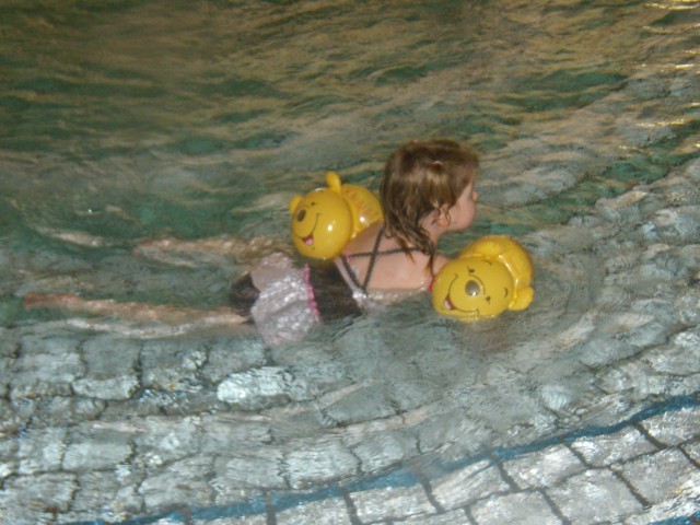 Krožno plavanje v otroškem bazenčku