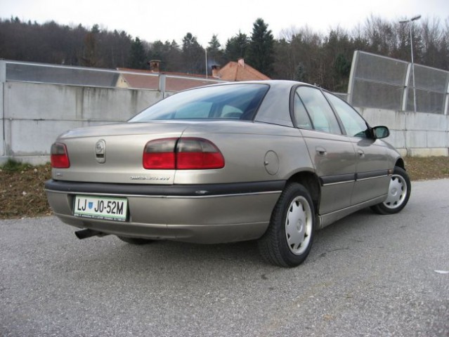 Opel Omega 2.0 16V - foto