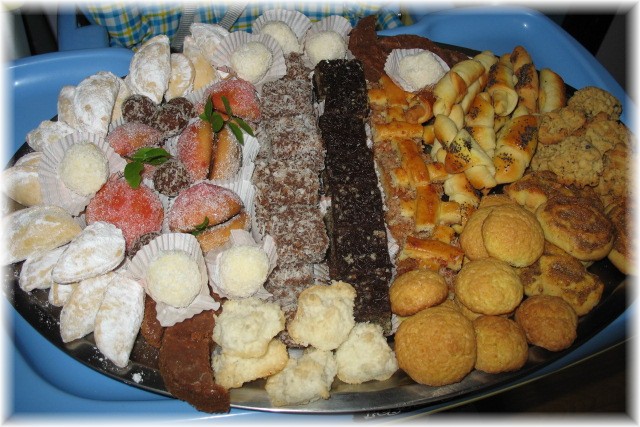 Praznično pecivo 
(rafaelo, žepki, breskve, lunice, skalce, polžki, kokosove kocke, polju