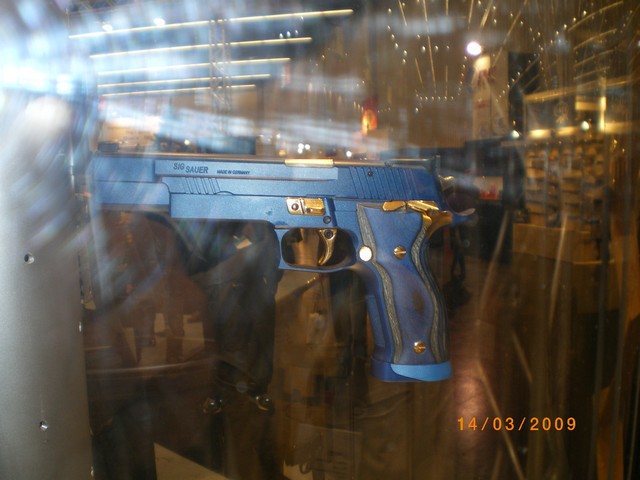 SIG Sauer plava pištola z pravim zlatom - Real Steel