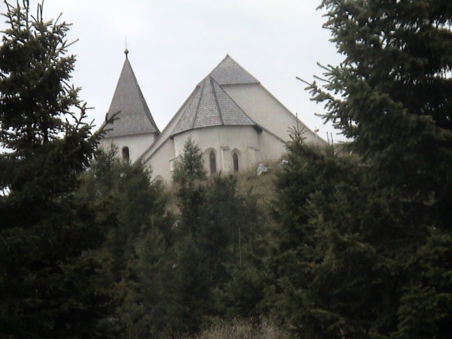Cerkev na vrhu stoji