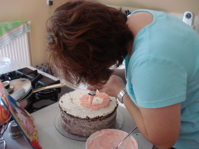 sister v pripravah na torto