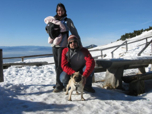 Prvi izlet na Veliko Planino
mamica, očka, punčka Leyla in kuža Angus
26.1.2008