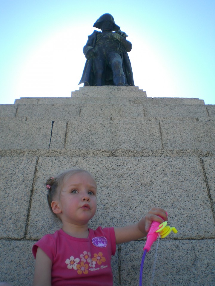 Lia pod Napoleonovim kipom v Ajacciu