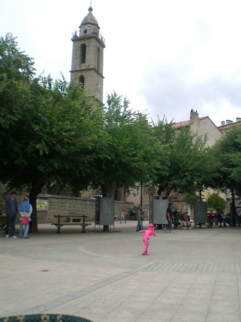 Lia se podi po glavnem trgu v Sartene