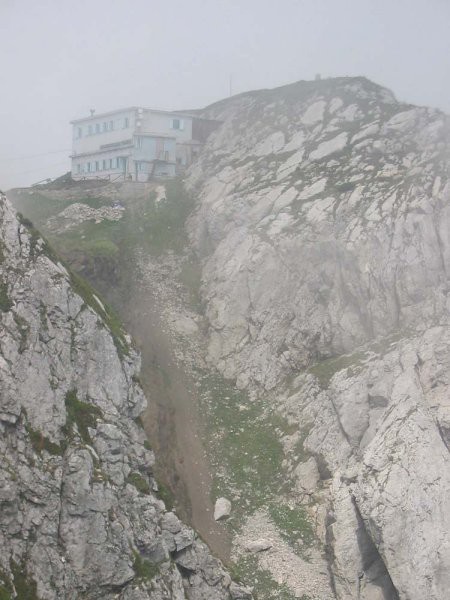 Dom Zorka Jelinčiča i czarna ziemia (črna prst) w zlebie pod nim