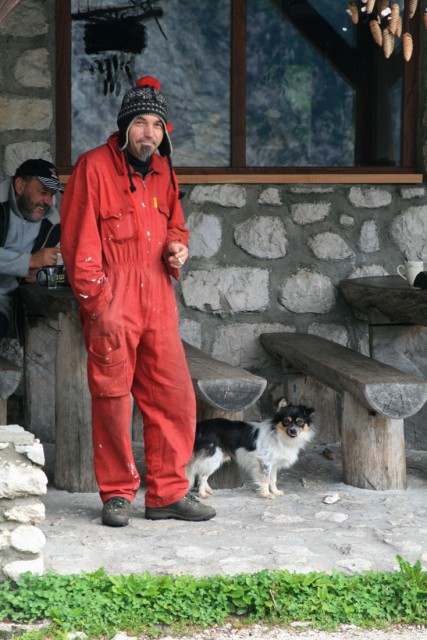 Wyluzowany dzierzawca Frischaufov domu w pizamie i z psem Zwierzaczkiem