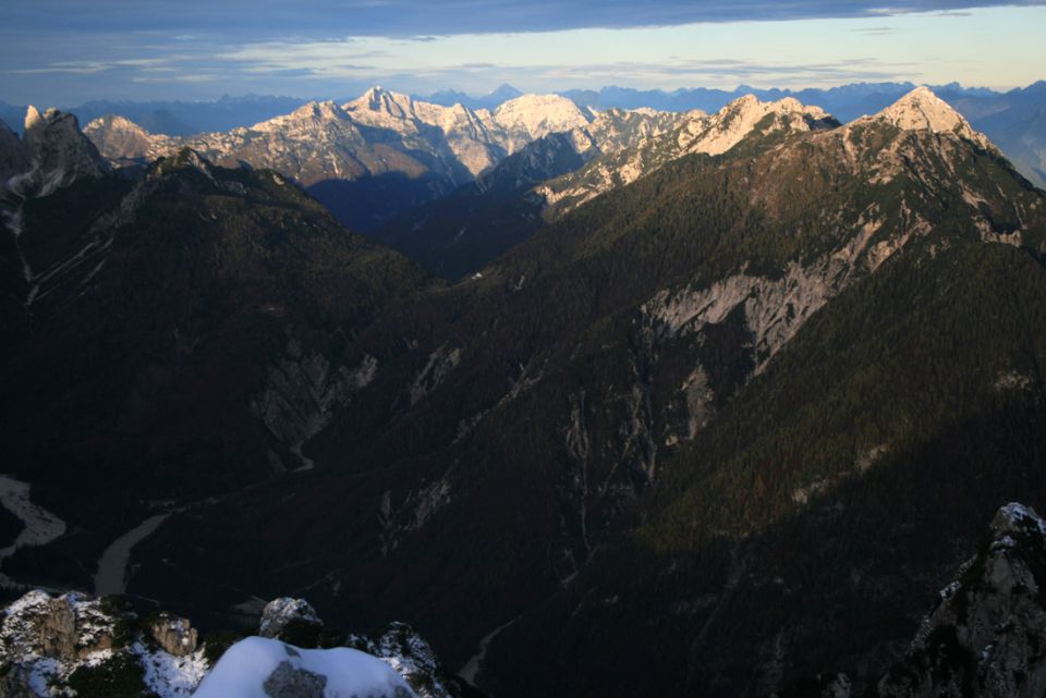 Alpy Karnijskie i Dolomity Sextenskie na ostatnim planie po lewej