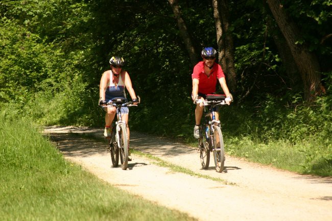 Na kolesarjenju čez Brkine junija 2005. Po 12km vzponov se je prilegla ravnina skozi gozd.