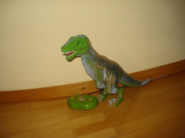 Dinozaver na daljinsko upravljanje z svetlobnimi in zvočnimi efekti, cena 15 eur