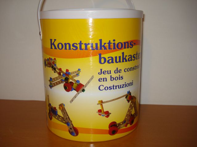 Leseni set za konstruktorje, vsebuje 130 kosov, cena 10 eur