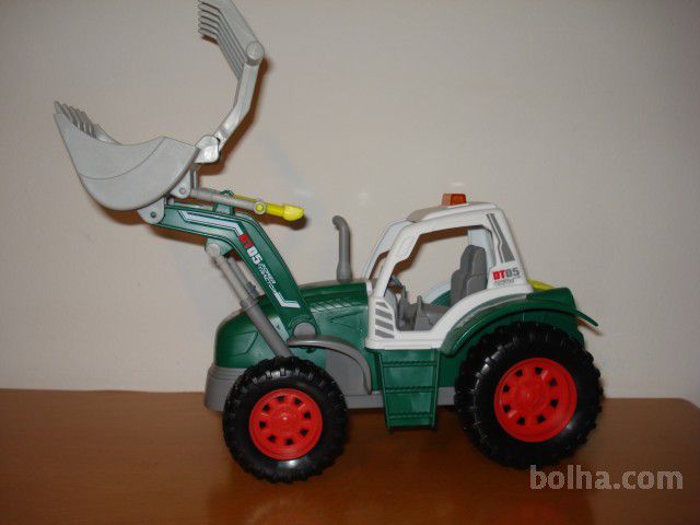 Traktor na baterije, cena 13 eur