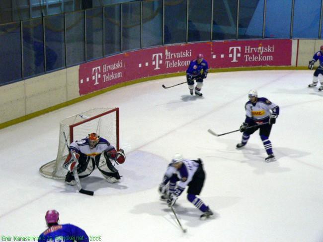 KHL Medveščak : Ujpesti TE  4:1 (1:0,2:0,1:1) - foto povečava