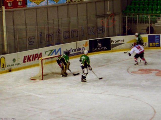 HDD ZM Olimpija : HK Acroni Jesenice  2:4 (0: - foto