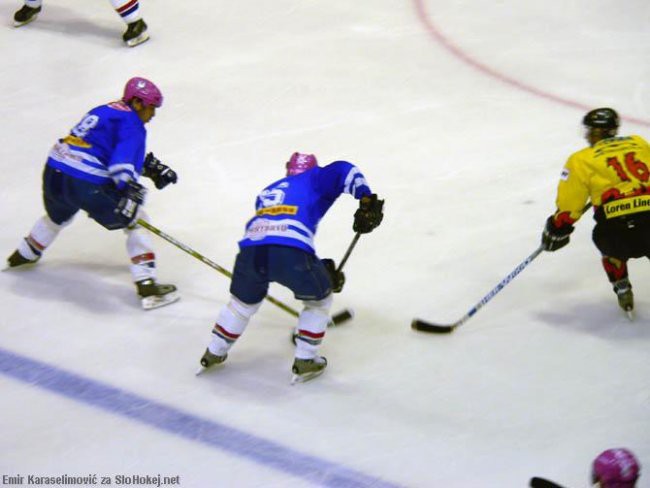 KHL Medveščak : HK VTZ Slavija  1:6 (0:4,1:0, - foto povečava