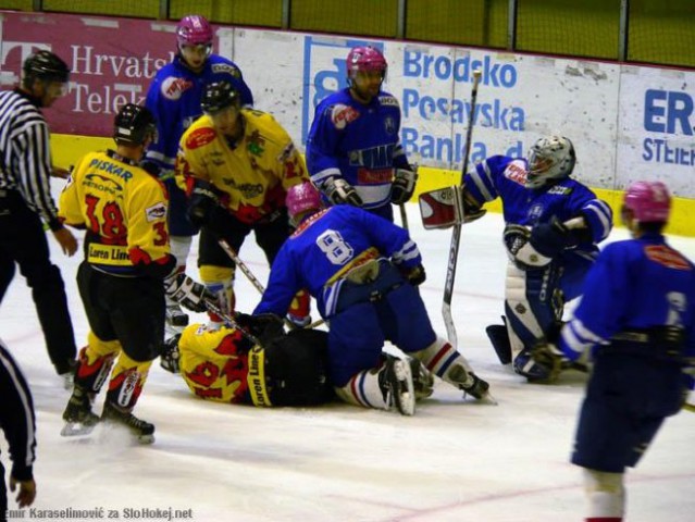 KHL Medveščak : HK VTZ Slavija  1:6 (0:4,1:0, - foto