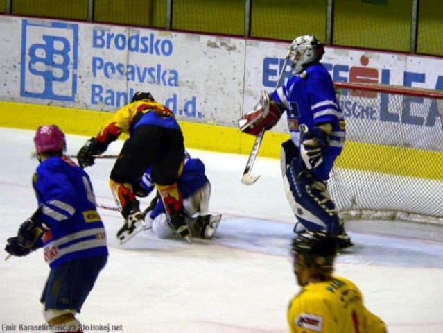 KHL Medveščak : HK VTZ Slavija  1:6 (0:4,1:0, - foto