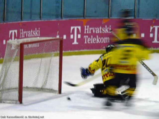 KHL Mladost : HK Triglav  0:6 (0:3,0:3,0:0) - - foto