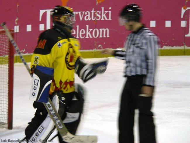 KHL Mladost : HK Triglav  0:6 (0:3,0:3,0:0) - - foto povečava