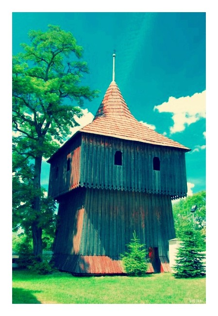 Drewniana dzwonnica z  poł. XVII w. w Beszowej