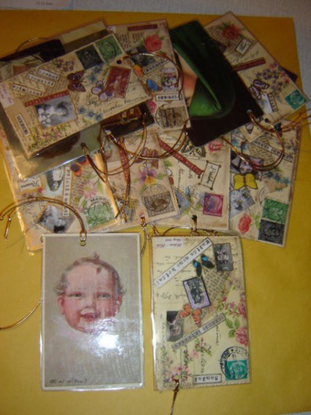 ROBA - 
Osnova so antikvitetne razglednice (iz leta 1910-1938) - na popisani strani kolaž