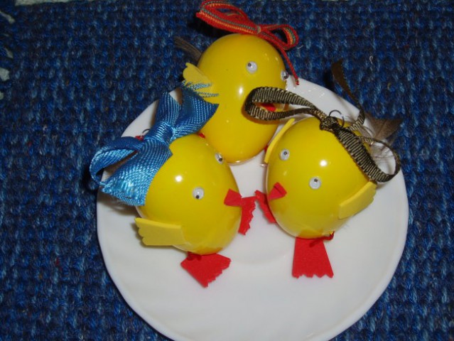 Kate: 
plastična jajca, pobarvana z rumeno akrilno barvo. Nanjo so nalepljeni učki iz mos
