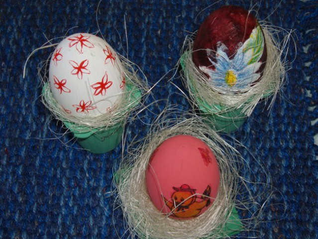Gumbek: 
Rožice: plastično jajce, pobarvano z belo barvo in z barvo dorisane rožice.
Mar