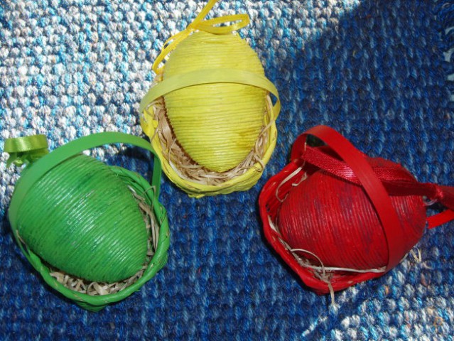 Nena: 
stiroporni pirhki so oviti z vrvjo in pobarvani z različnimi odtenki določene barv