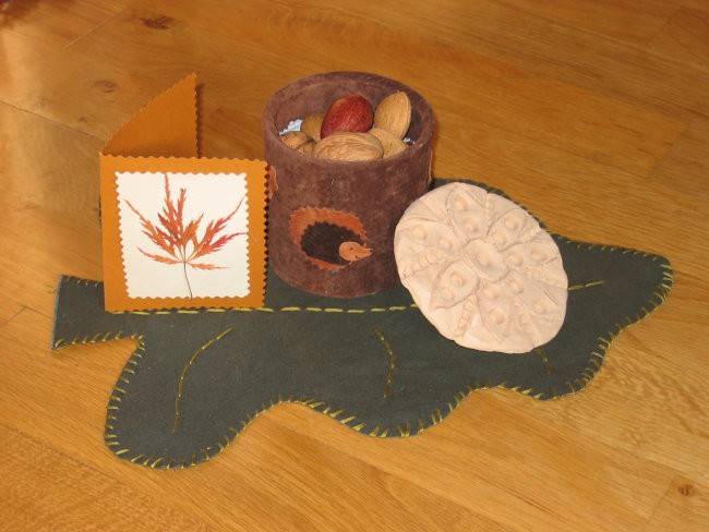 Ajča za veruško (loncek za
svincnike okrasen z jesenskimi motivi iz usnja,
glinena plosc