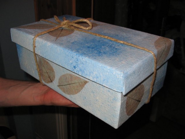 Keka358 za vesoljčico (škatla je v modrini s sprintanimi listi, ki se ponovi na servetku n