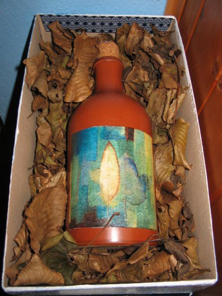 Keka358 za vesoljčico (keramična steklenica/ vaza na blazini listja, na zamašku je dodan k