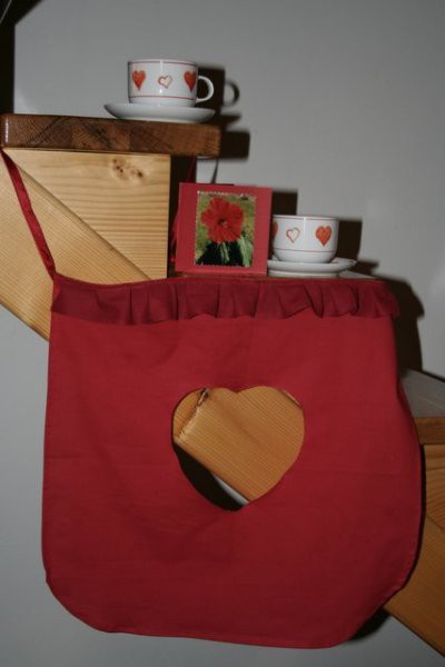 ZA ANDRO
2 skodelici s podstavkom za kavico,predpasnik z izrezanim srčkom,dve drobni sveč