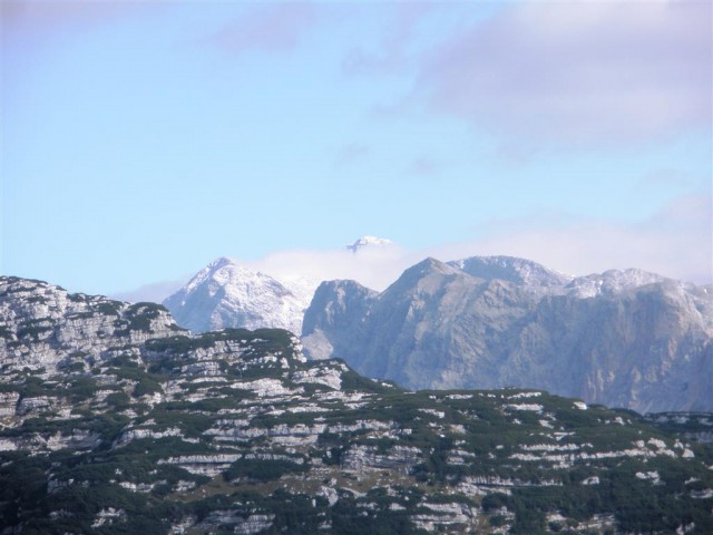 Triglav je za trenutek pogledal iznad oblakov