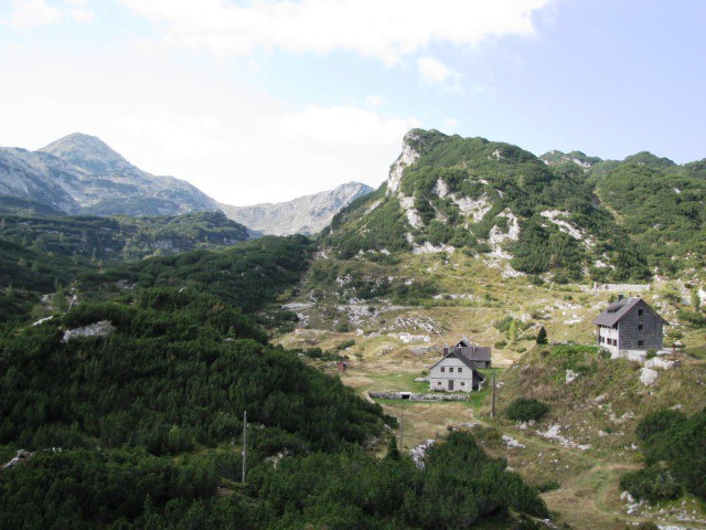 Koča pod Bogatinom na Planini na kraju
