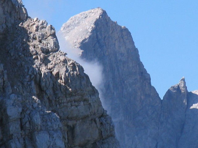 Severna stena Jalovca s planinci na vrhu