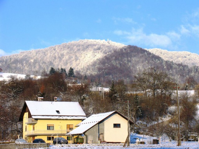 Pogled z izhodišča na Planino z razglednim stolpom, v ospredju temna Špica