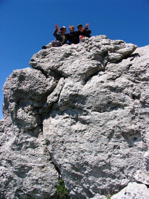 ... in se srečno povzpeli na vrh balvana - pionirji balvanskega plezanja