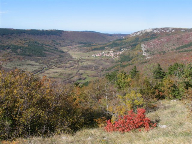 Pogled na Movraško valo z našim ihodiščem na desni