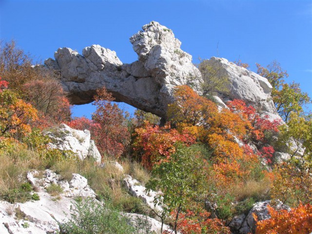 Čudoviti naravni most na začetku spodmolov