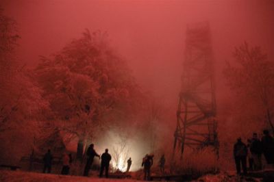 Okolica stolpa in zavetišča je zažarela pod svetlobnimi raketami