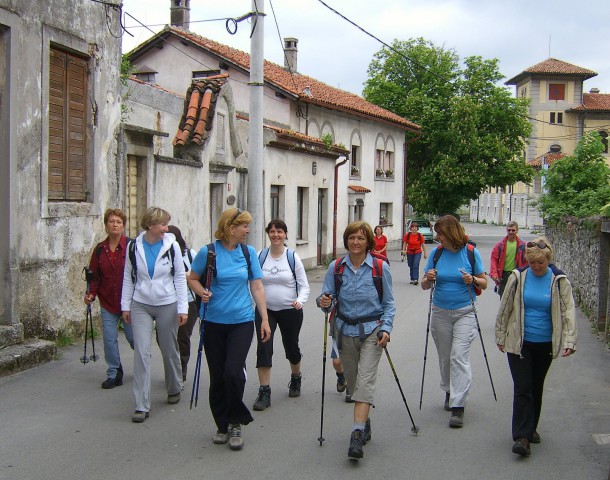 Sledil je sprehod skozi Senožeče