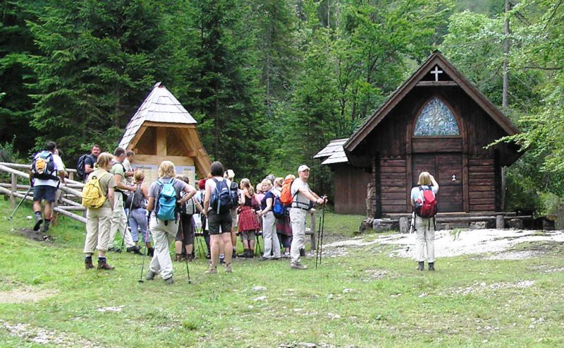 Finžgarjeva kapela in pomnik planincem, ki so nesrečno končali v gorah