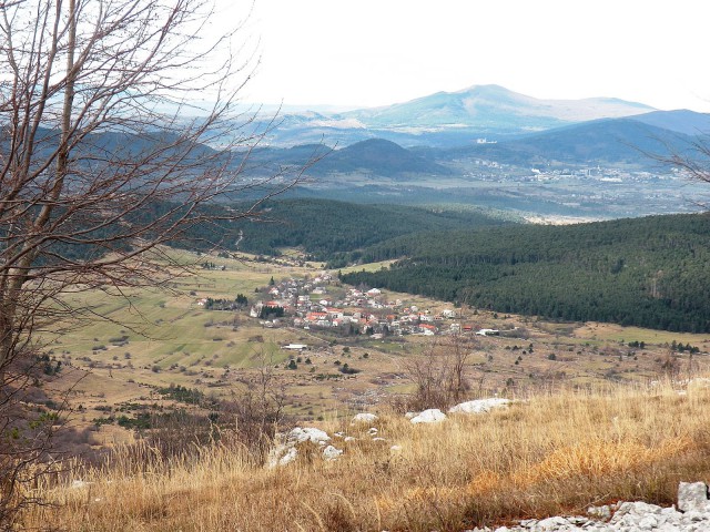 Pogled na naše izhodišče in tudi cilj, vas Juršče (Jurišče)