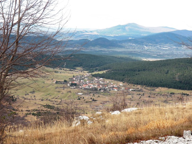 Pogled na naše izhodišče in tudi cilj, vas Juršče (Jurišče)